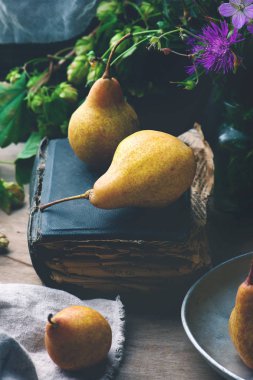 Armut ve çiçekler ile sonbahar natürmort 