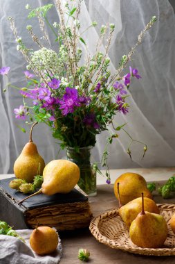 Armut ve çiçekler ile sonbahar natürmort 