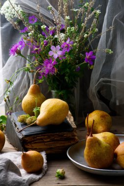 Armut ve çiçekler ile sonbahar natürmort 