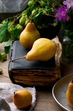 Armut ve çiçekler ile sonbahar natürmort 