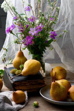 Armut ve çiçekler ile sonbahar natürmort 