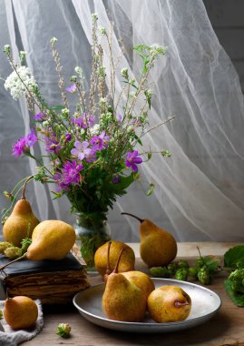 Armut ve çiçekler ile sonbahar natürmort 