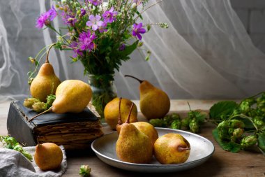 Armut ve çiçekler ile sonbahar natürmort 