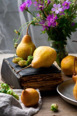 Armut ve çiçekler ile sonbahar natürmort 