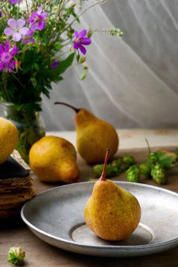 Armut ve çiçekler ile sonbahar natürmort 