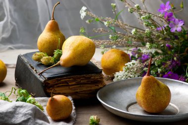 Armut ve çiçekler ile sonbahar natürmort 