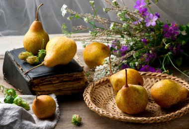 Armut ve çiçekler ile sonbahar natürmort 