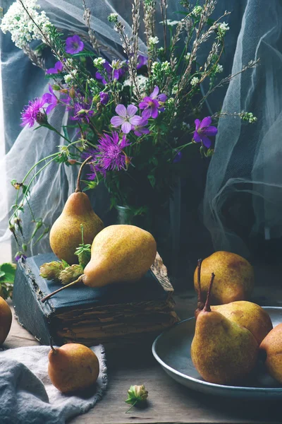 Hösten Stilleben med päron och blommor — Stockfoto