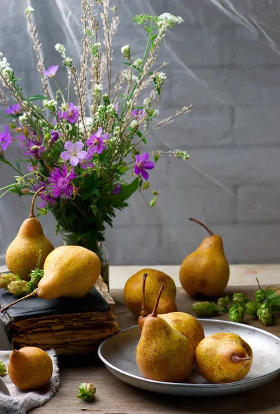 Herbst-Stillleben mit Birnen und Blumen — Stockfoto