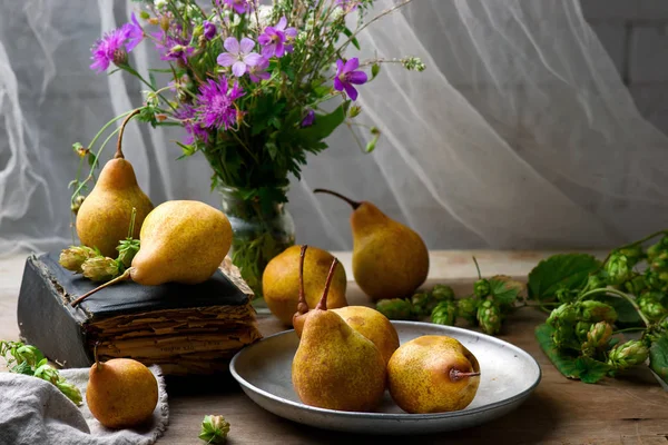 Armut ve çiçekler ile sonbahar natürmort 