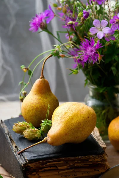 Armut ve çiçekler ile sonbahar natürmort 