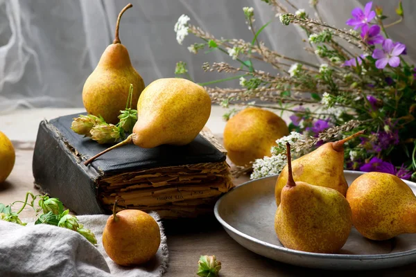 Armut ve çiçekler ile sonbahar natürmort 