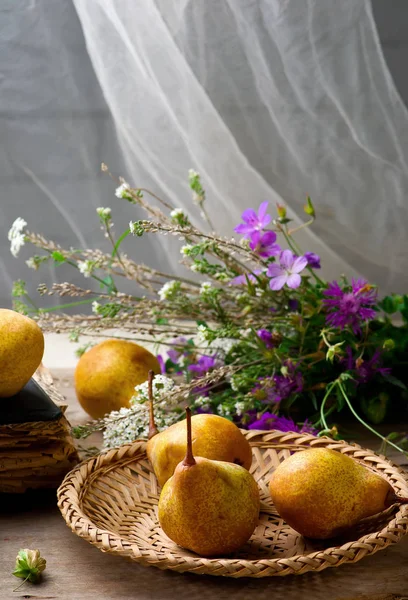 Armut ve çiçekler ile sonbahar natürmort 