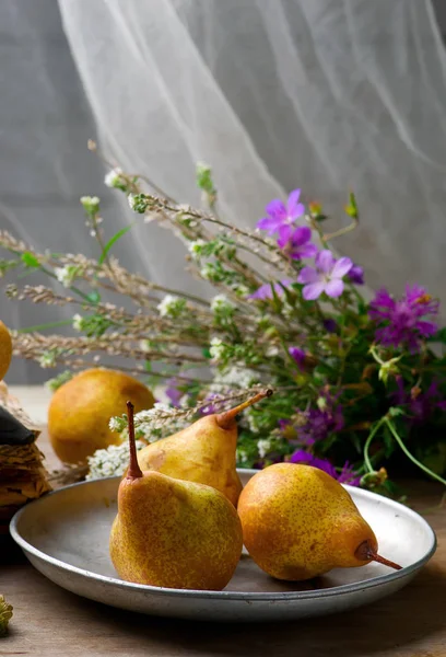 Hösten Stilleben med päron och blommor — Stockfoto