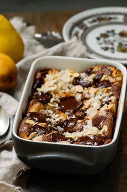 Yumuşak çikolata armut puding