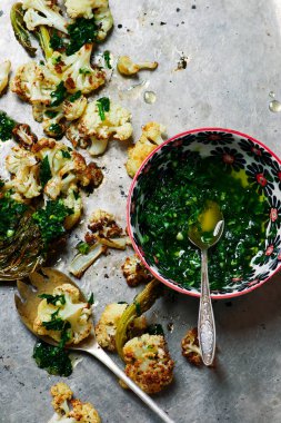 chimichurri soslu kızarmış karnabahar