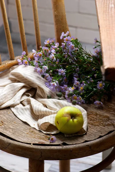 Herfst Stilleven met appels en bloemen — Stockfoto