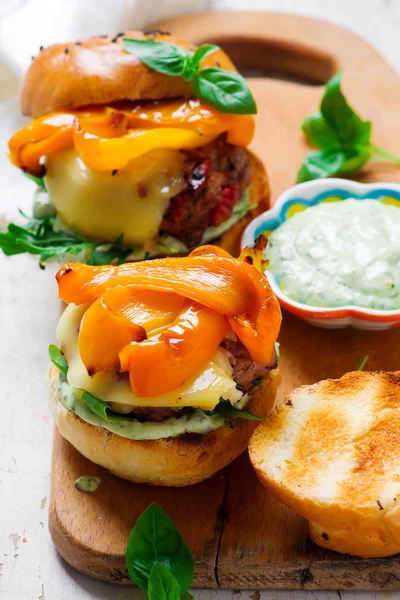 Tomat-basilika Turkiet Burgers.style rustik — Stockfoto