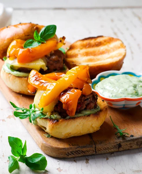 Pomodoro-Basilico Turchia Burgers.style rustico — Foto Stock