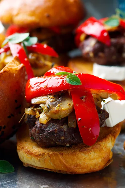 Hovězí hamburger karbanátky s oregánem a sýrem feta sýrem — Stock fotografie