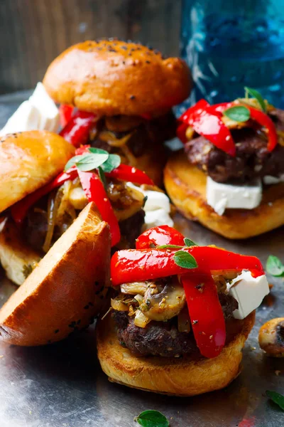 Hovězí hamburger karbanátky s oregánem a sýrem feta sýrem — Stock fotografie