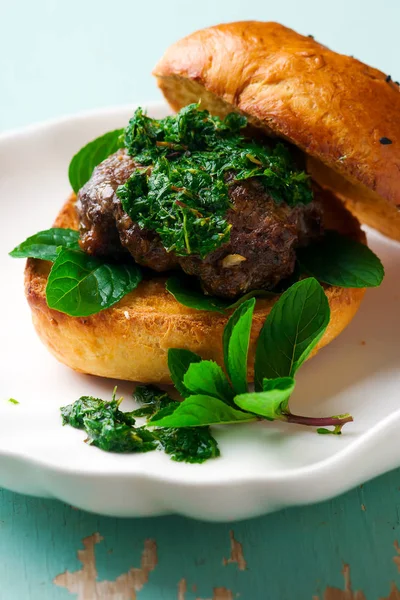 Lamb Burgers med myntasås — Stockfoto