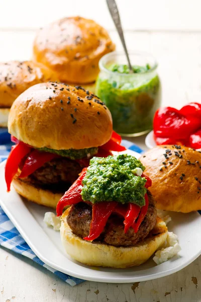 Fetaost fyllda Turkiet hamburgare med ruccola pesto och rostad röd paprika. — Stockfoto