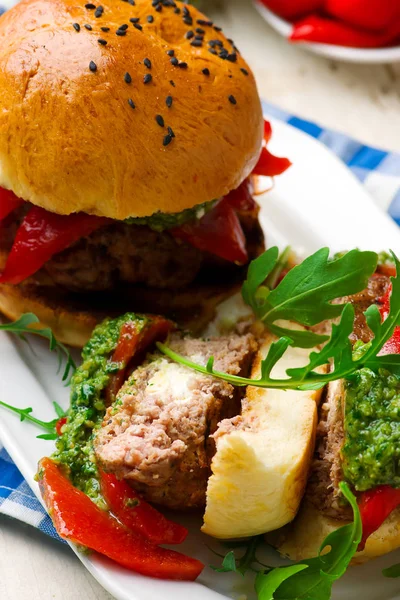 Fetaost fyllda Turkiet hamburgare med ruccola pesto och rostad röd paprika. — Stockfoto
