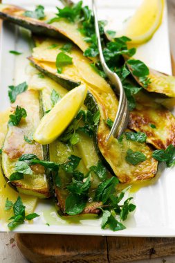 Izgara yaz squash ve peynir limon nane