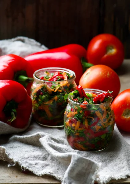Ezilmiş sebze ve kökleri cam kavanozda — Stok fotoğraf