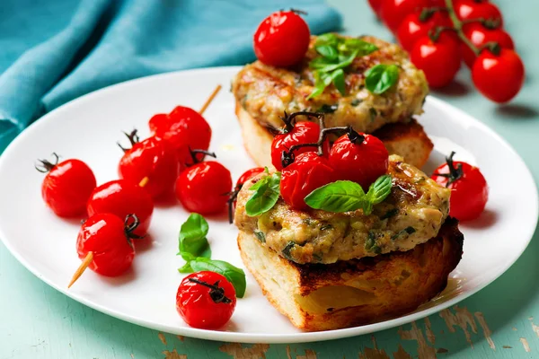 Hamburguesas de pavo a la parrilla de tomate cherry —  Fotos de Stock