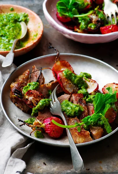 RIB-EYE STEAKS CON RADISH GREENS CHIMICHURRI SAUCE.style rústico . — Foto de Stock