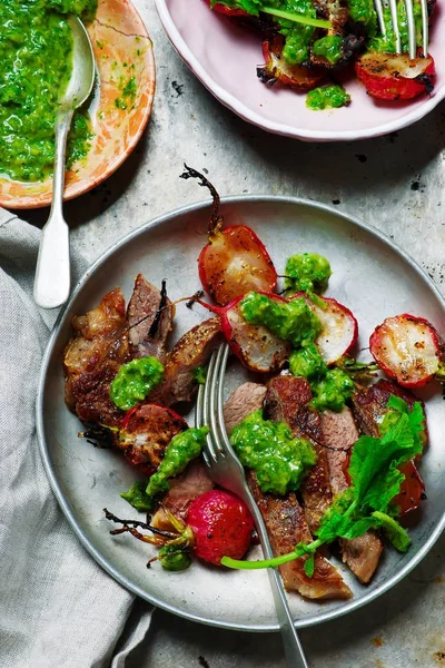 RIB-Eye steki z rzodkiewka warzywa Chimichurri Sauce.style rustykalnym. — Zdjęcie stockowe