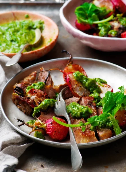 RIB-Eye biffar med Rädisa gröna Chimichurri Sauce.style rustik. — Stockfoto