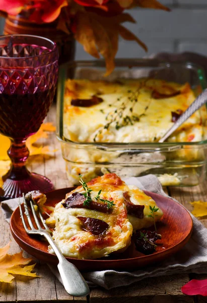 Vild svamp lasagna.style rustik — Stockfoto