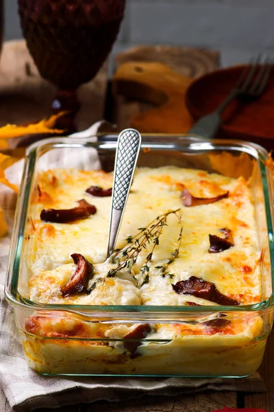 Champignons sauvages lasagna.style rustique — Photo