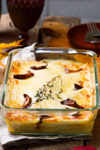 Champignons sauvages lasagna.style rustique — Photo