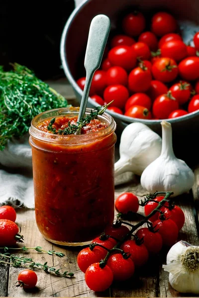 Salsa de tomate casera en el frasco de vidrio —  Fotos de Stock