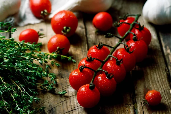Tomate cerise bio fraîche sur la table en bois . — Photo