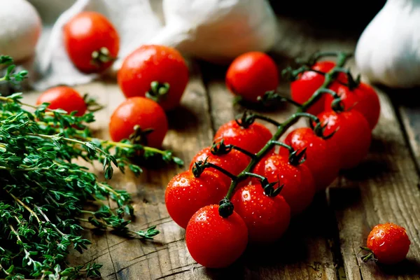 Tomate cerise bio fraîche sur la table en bois . — Photo