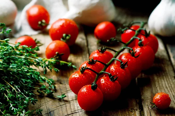 Čerstvý, organické cherry rajčat na dřevěný stůl. — Stock fotografie