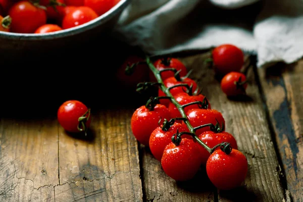 Tomate cerise bio fraîche sur la table en bois . — Photo