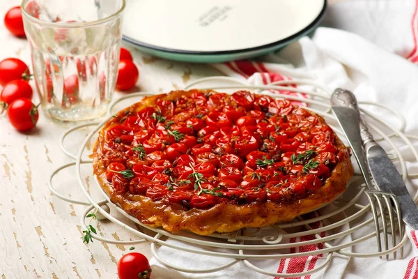 Tomato tarte tatin.style rustic. — Stock Photo, Image