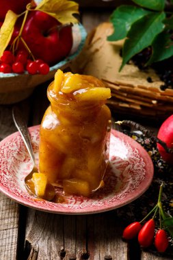 Ev yapımı elma pasta dolgu