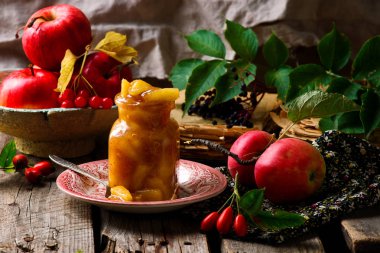 Ev yapımı elma pasta dolgu