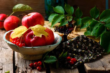 elma ve çiçekler ile sonbahar natürmort 