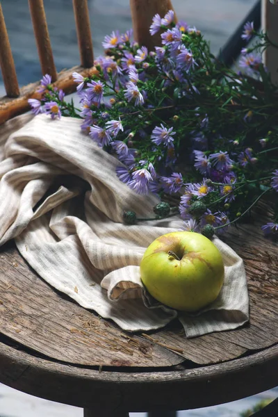 Bodegón de otoño con manzanas y flores —  Fotos de Stock
