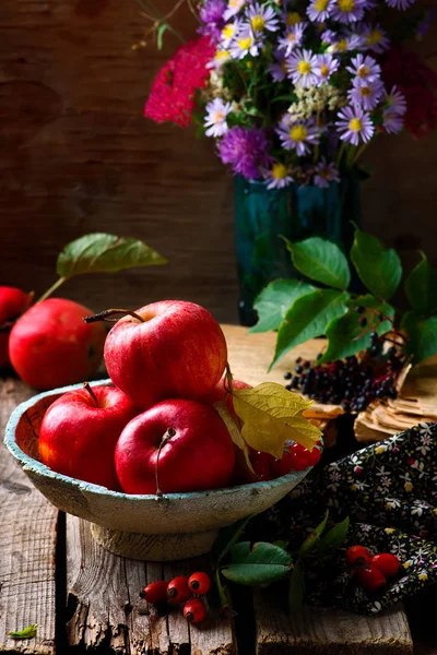 リンゴと花と秋の静物 — ストック写真