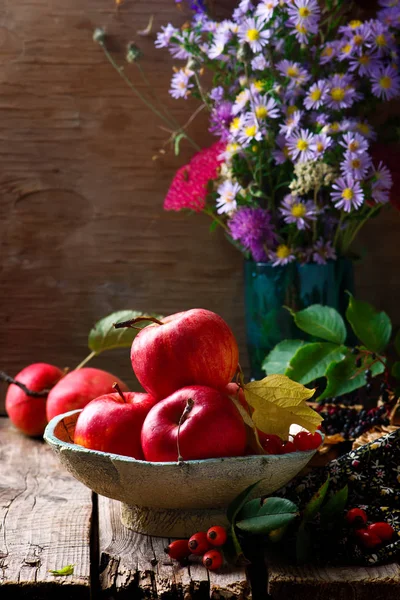 Autumn still life with apples  and flowers — Stock Photo, Image