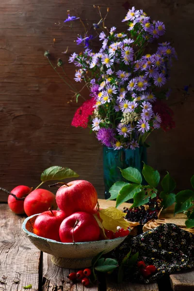 Herbst-Stillleben mit Äpfeln und Blumen — Stockfoto